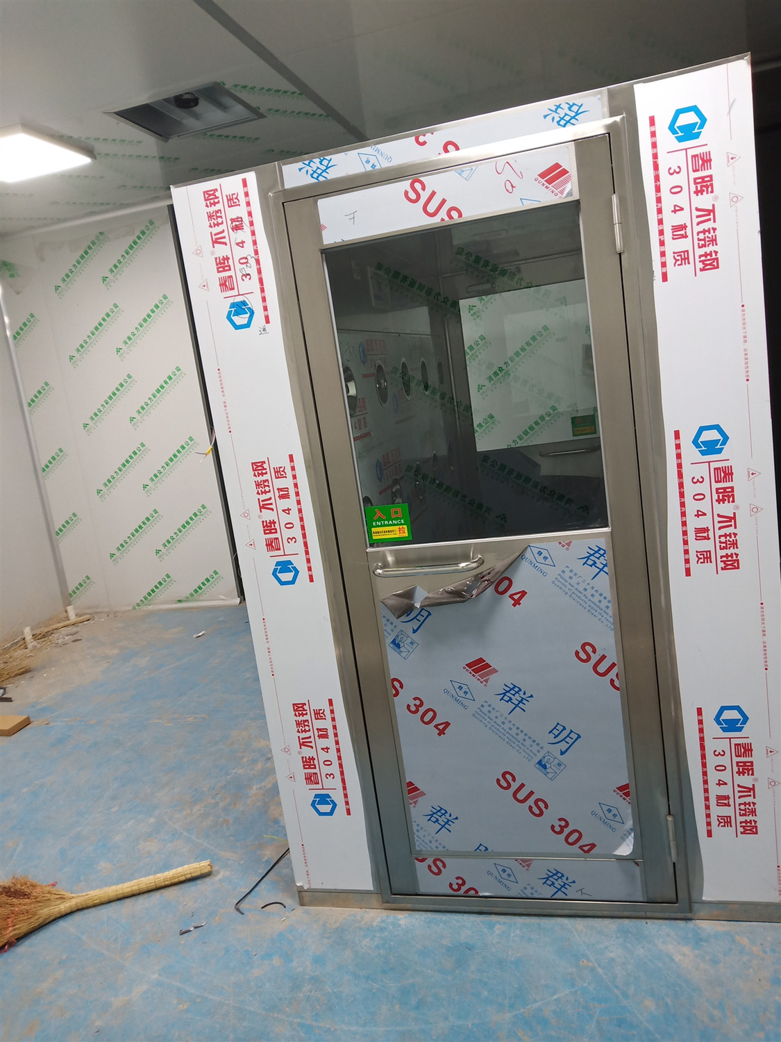 大連風(fēng)淋室廠家:風(fēng)淋室在潔凈實(shí)驗(yàn)室中是如何起到重要作用的