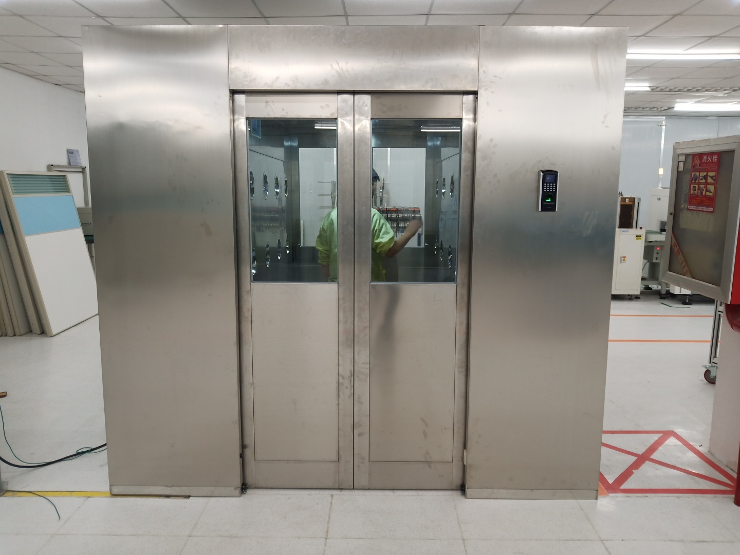 乳制品風(fēng)淋室廠家：風(fēng)淋室的行業(yè)標(biāo)準(zhǔn)！
